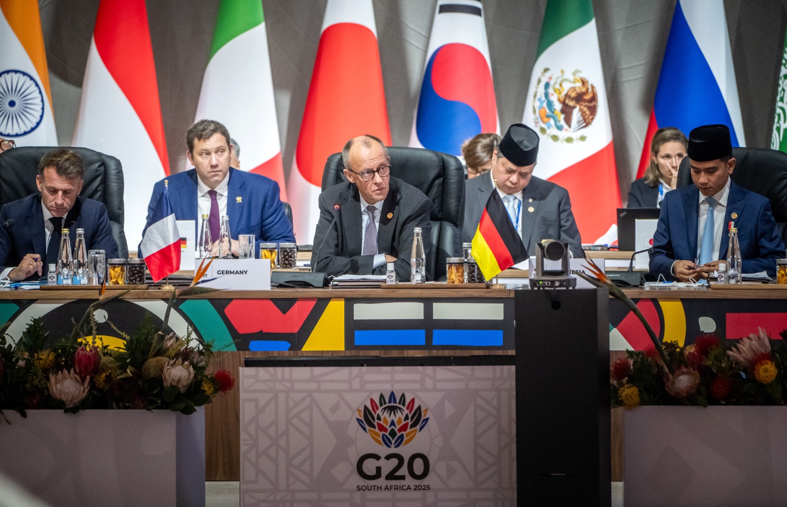 Emmanuel Macron (l-r), President of France, Lars Klingbeil (SPD), Finance Minister, German Chancellor Friedrich Merz (CDU) and Prabowo Subianto, President of Indonesia, take part in the opening session of the G20 summit.